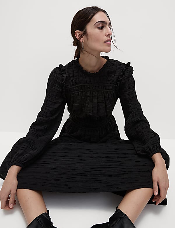 Strukturiertes tailliertes Midi Kleid mit Ruschendetail BLACK Kleider M S DE