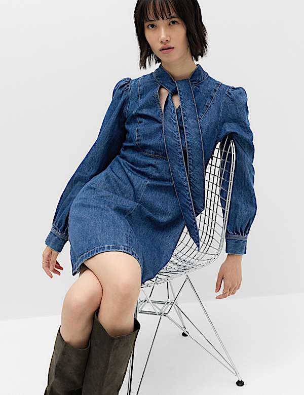 Robe ample coupe courte en jean avec encolure &agrave; nouer - CH