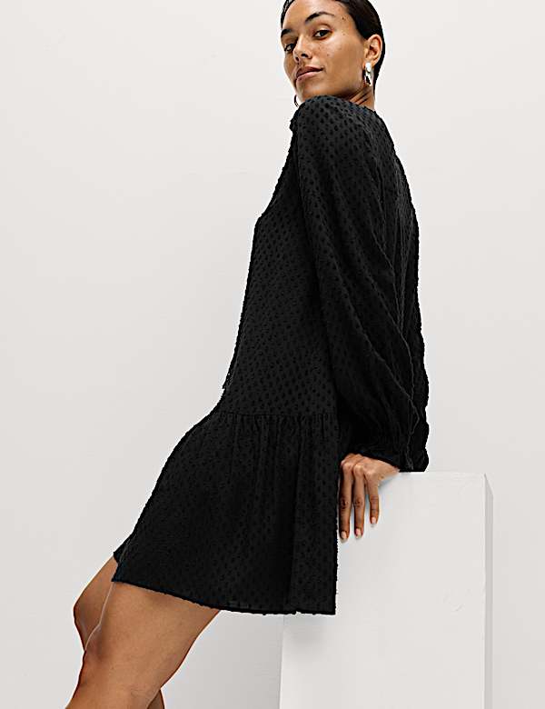 שמלת מיני בגזרה נינוחה עם קשירה בצווארון וסלסולים - IL