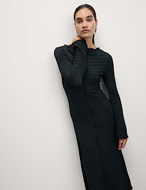 Dżersejowa teksturowana rozkloszowana sukienka midi - PL