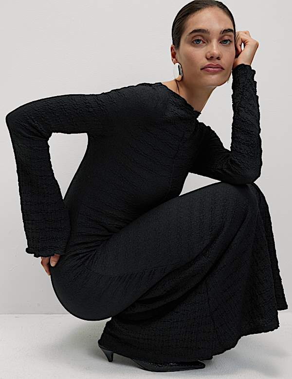 Dżersejowa teksturowana rozkloszowana sukienka midi - PL