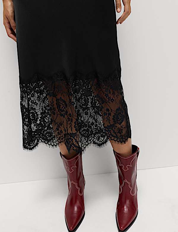 Midaxi-Tr&auml;gerkleid aus Satin mit V-Ausschnitt und Spitze - DE