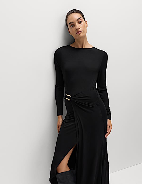 Tailliertes Midi-Kleid mit U-Boot-Ausschnitt und Ring vorne - DE