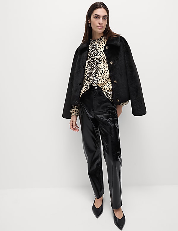 Halenka s punt&iacute;ky, ozdobn&yacute;mi vol&aacute;nky a knofl&iacute;čky u krku - CZ