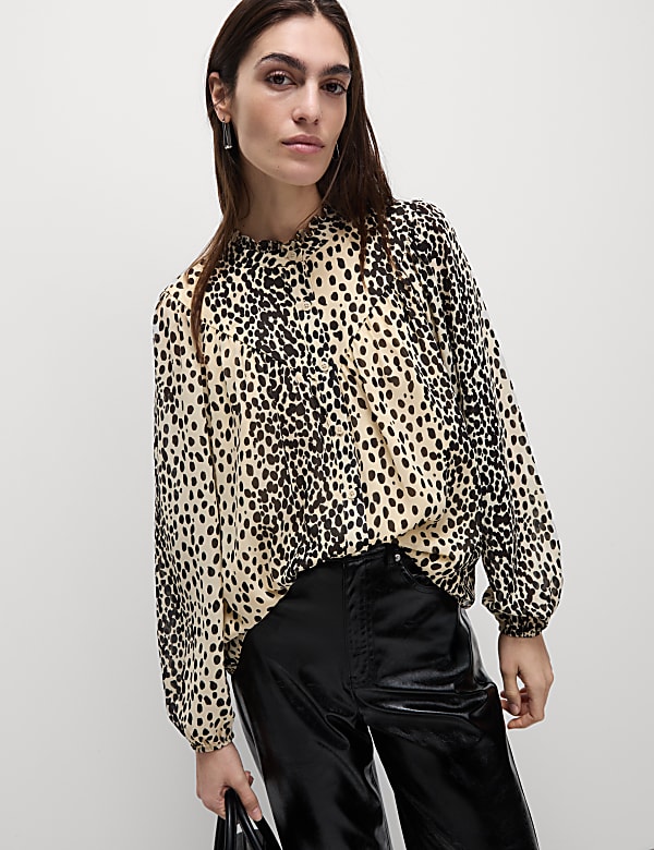 Halenka s punt&iacute;ky, ozdobn&yacute;mi vol&aacute;nky a knofl&iacute;čky u krku - CZ