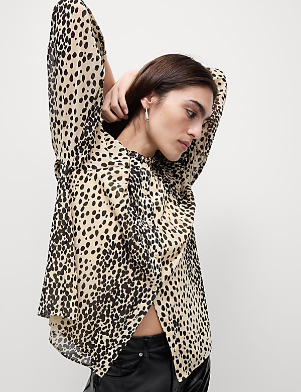 Halenka s punt&iacute;ky, ozdobn&yacute;mi vol&aacute;nky a knofl&iacute;čky u krku - CZ