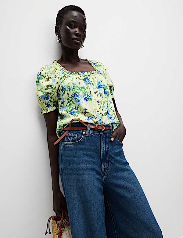 Top de manga abullonada con detalle de botonadura y estampado floral - ES