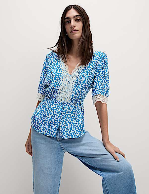 Bluse mit V-Ausschnitt und geblümtem Spitzendetail - AT