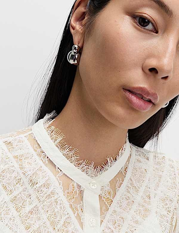 Hochgeschlossenes Shirt mit Spitze - AT