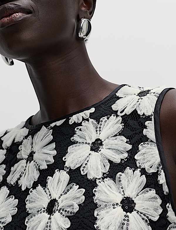 Shell-Oberteil mit Verzierung und Blumenmuster - AT