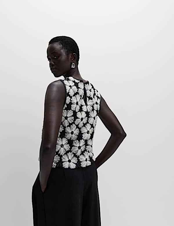 Shell-Oberteil mit Verzierung und Blumenmuster - AT