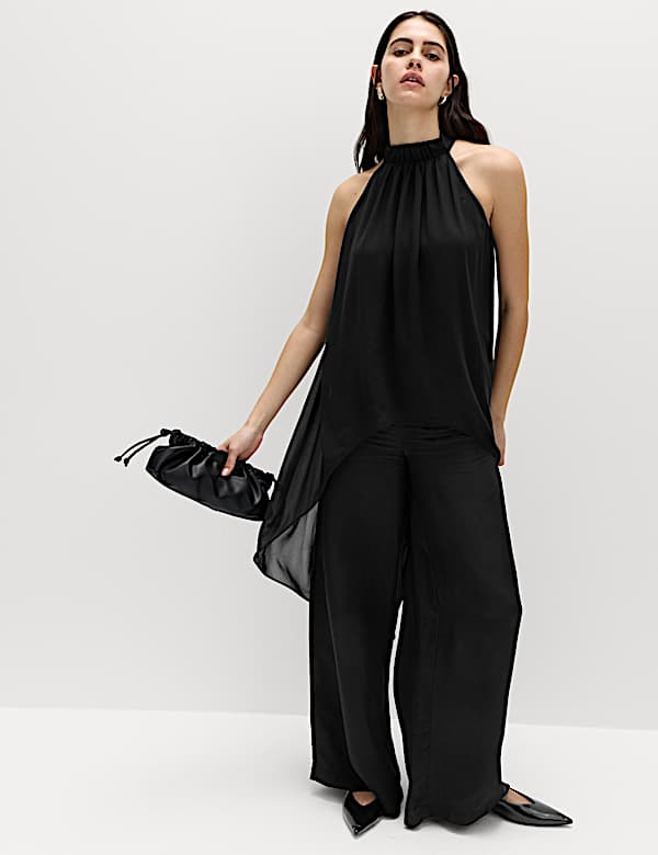 Lang geschnittenes Oberteil mit drapiertem Neckholder - DE