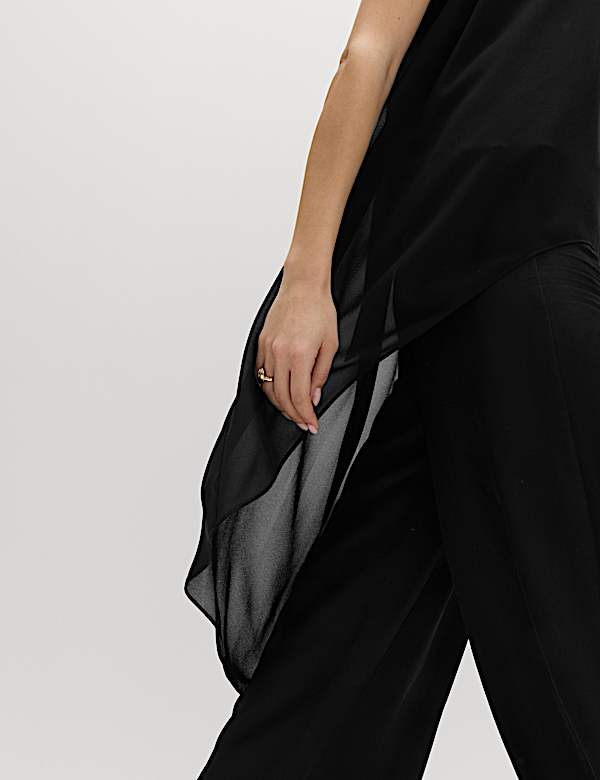 Lang geschnittenes Oberteil mit drapiertem Neckholder - DE