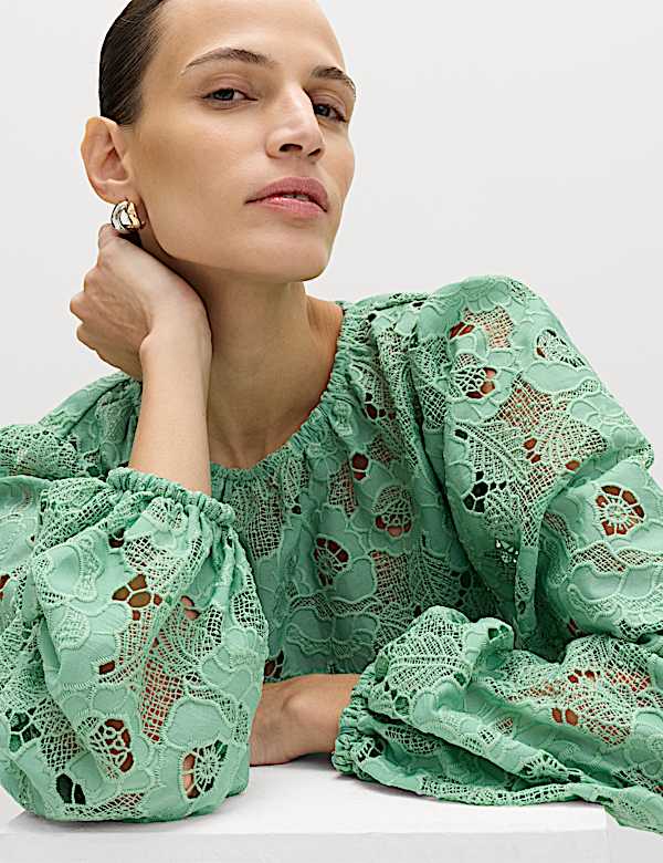 Blouse orn&eacute;e de dentelle ajour&eacute;e - LU