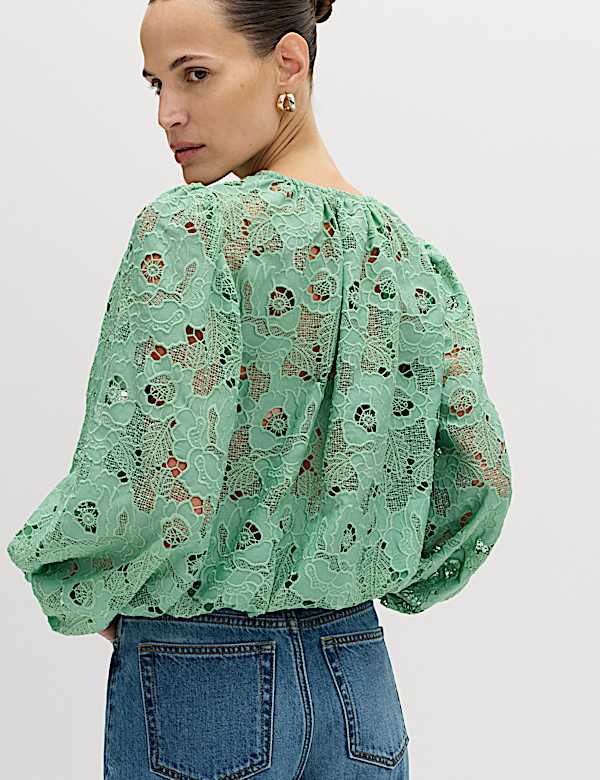 Blouse orn&eacute;e de dentelle ajour&eacute;e - LU