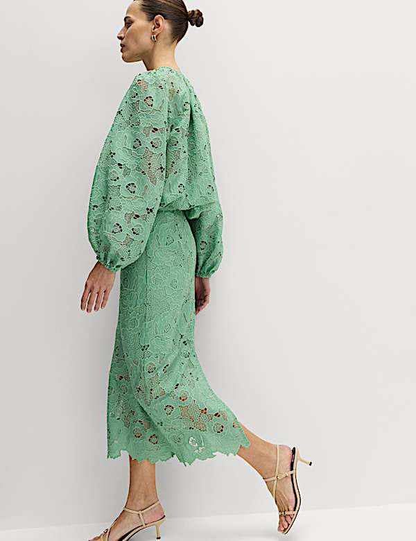 Blouse orn&eacute;e de dentelle ajour&eacute;e - LU