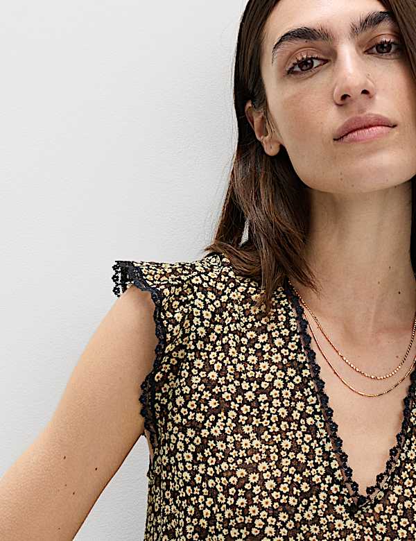 Ditsy Floral V-Neck Ruffle Top - IT