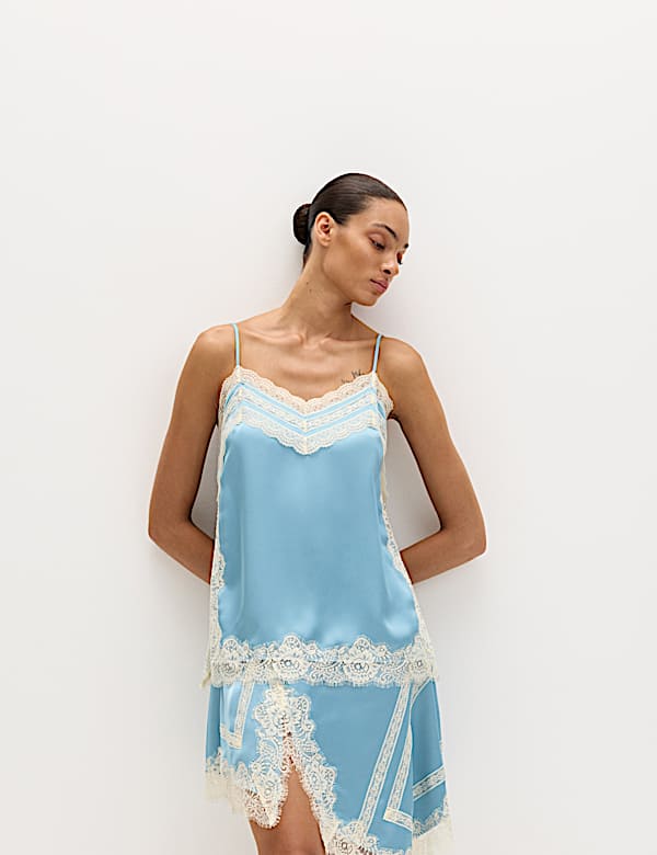 Caraco en satin orn&eacute; de dentelle contrast&eacute;e - BE