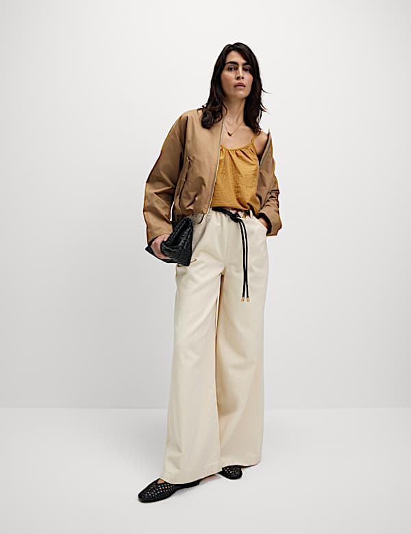 Tr&auml;geroberteil aus Lyocell mit tiefem V-Ausschnitt - AT