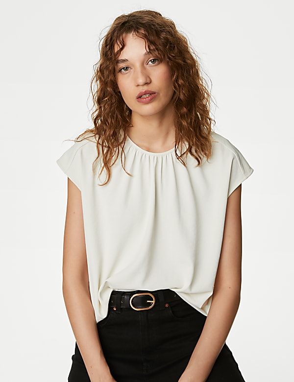 Blusa con detalle de fruncido con cuello redondo - ES