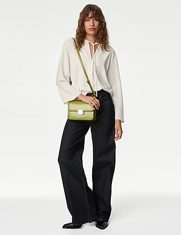 Bluse mit Ausschnitt zum Binden - AT