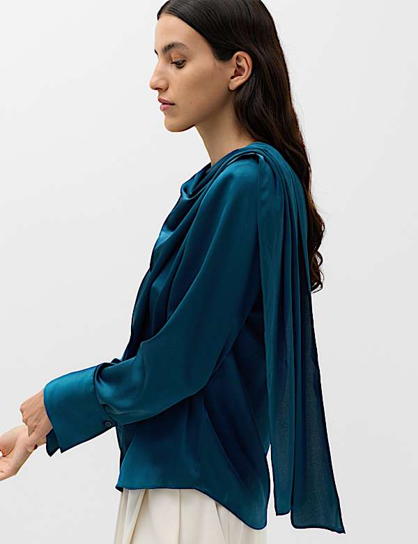Top de sat&eacute;n con cuello desbocado - US