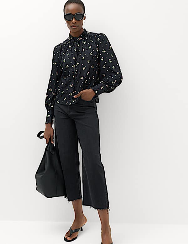 Blusa abotonada floral con cuello con lazo - ES