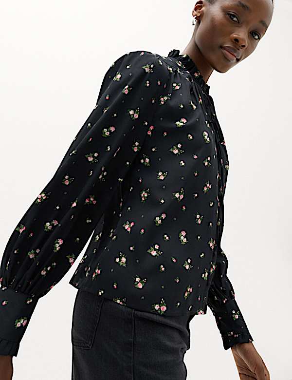 Blusa abotonada floral con cuello con lazo - ES