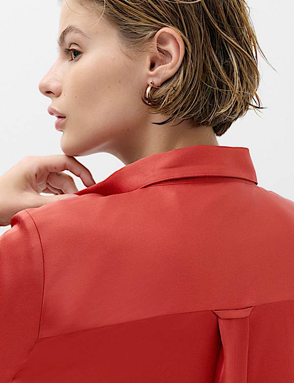 Chemise en satin boutonn&eacute;e &agrave; encolure - CH