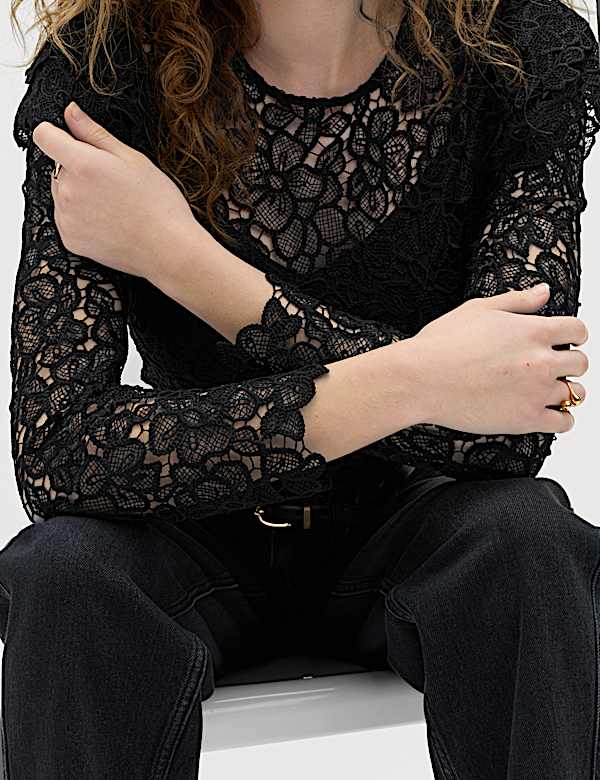 Krajkov&aacute; halenka s vol&aacute;nky - CZ