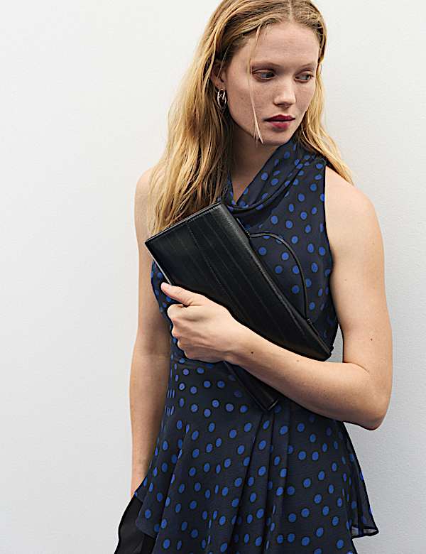 Blus Rimpel Kerah Leher Lipat Rendah Polkadot - ID