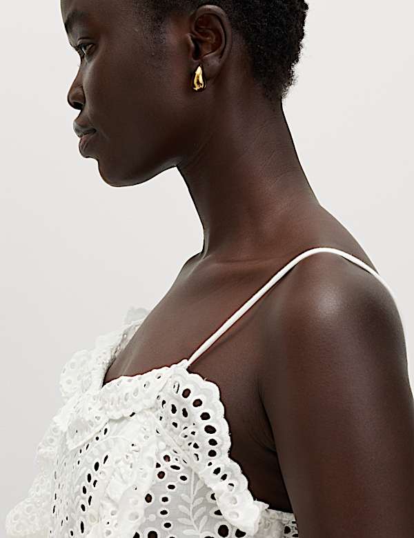 Tr&auml;geroberteil aus reiner Baumwolle mit Lochstickerei und R&uuml;schen - DE