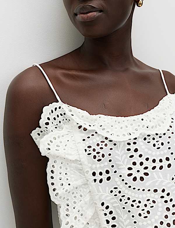 Tr&auml;geroberteil aus reiner Baumwolle mit Lochstickerei und R&uuml;schen - DE