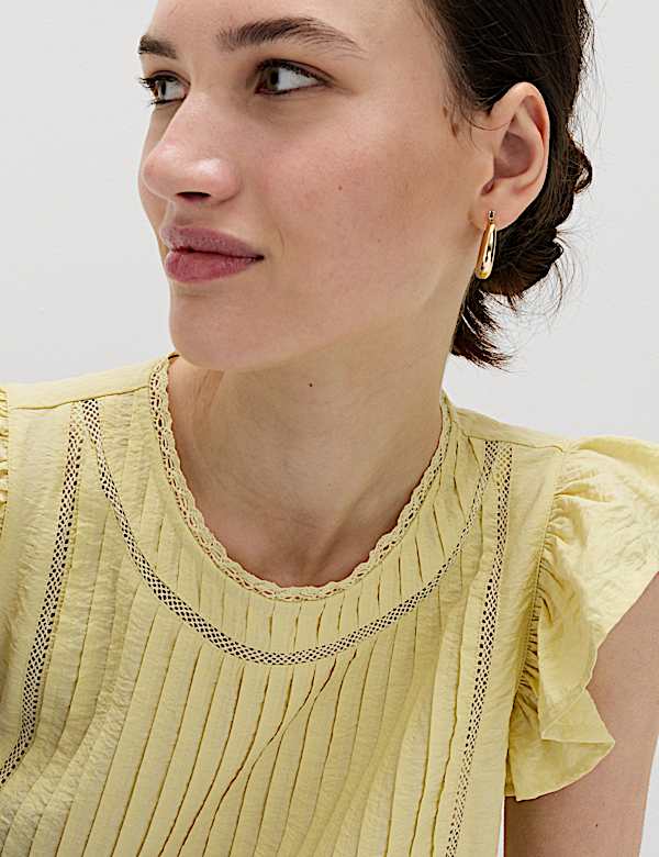 Top s krajkovou vložkou a vol&aacute;nem - CZ