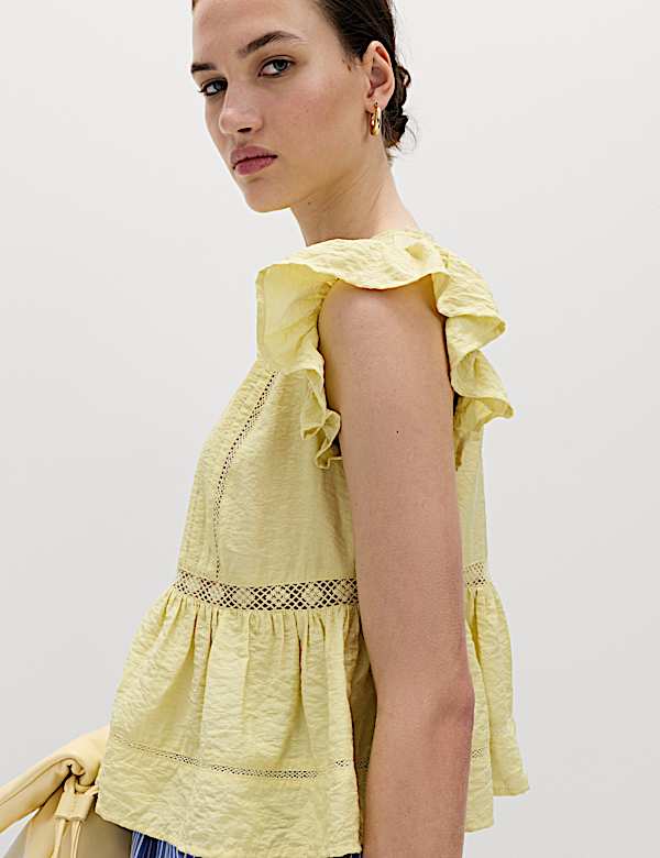 Top s krajkovou vložkou a vol&aacute;nem - CZ