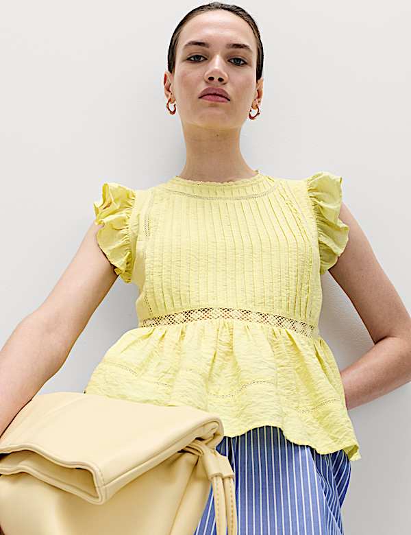 Top s krajkovou vložkou a vol&aacute;nem - CZ