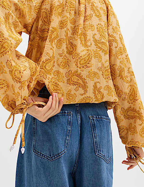 Gestreepte blouse met pliss&eacute; en strikdetail - BE