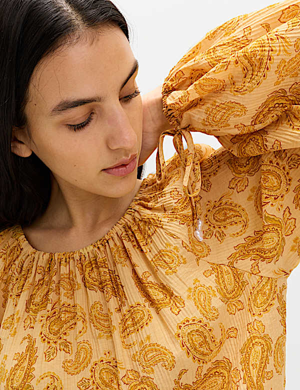 Gestreepte blouse met pliss&eacute; en strikdetail - BE