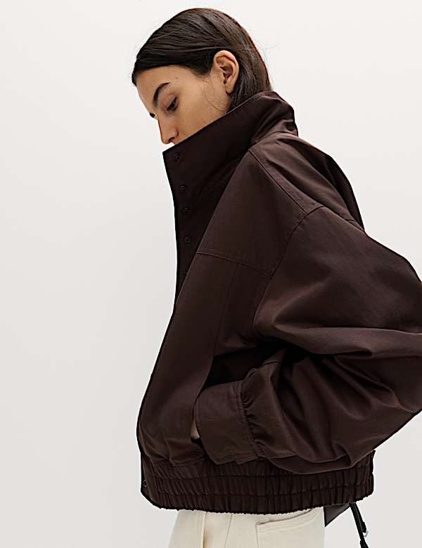 Bomber-Jacke mit hohem Baumwollanteil und Stehkragen - AT