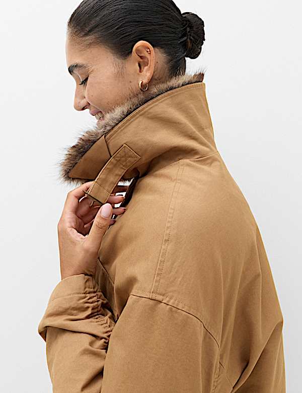 Chaqueta estilo parka 100 % algod&oacute;n con ribete de piel sint&eacute;tica - US