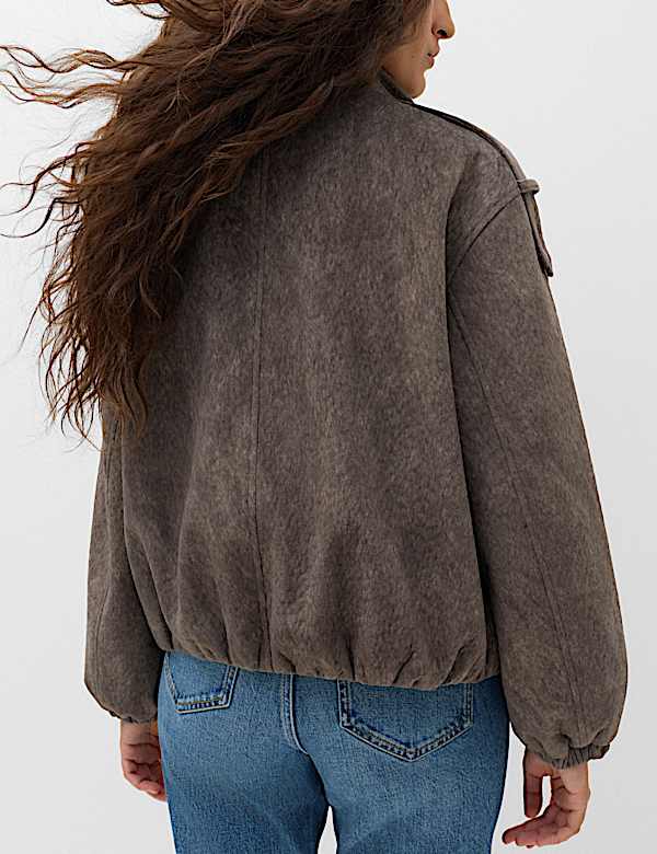 Chaqueta b&oacute;mber texturizada con cuello chimenea - US