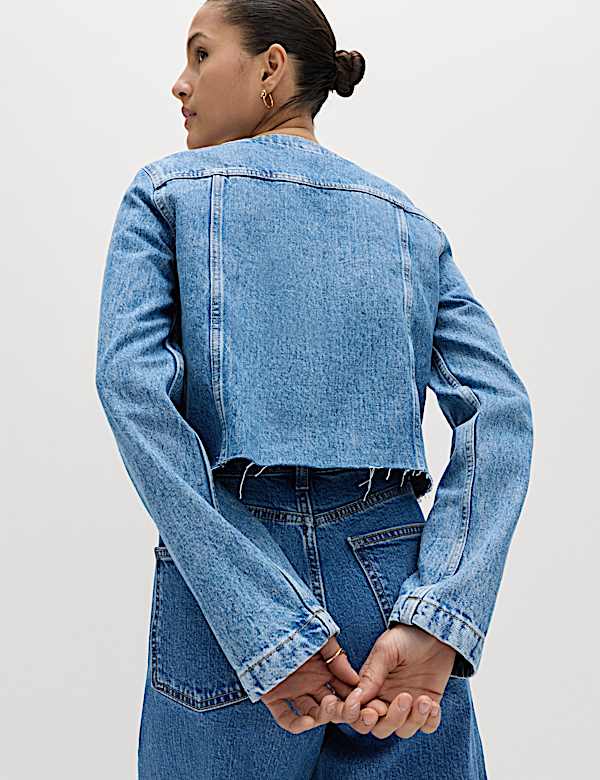 Kragenlose, doppelreihige Crop-Jeansjacke - AT