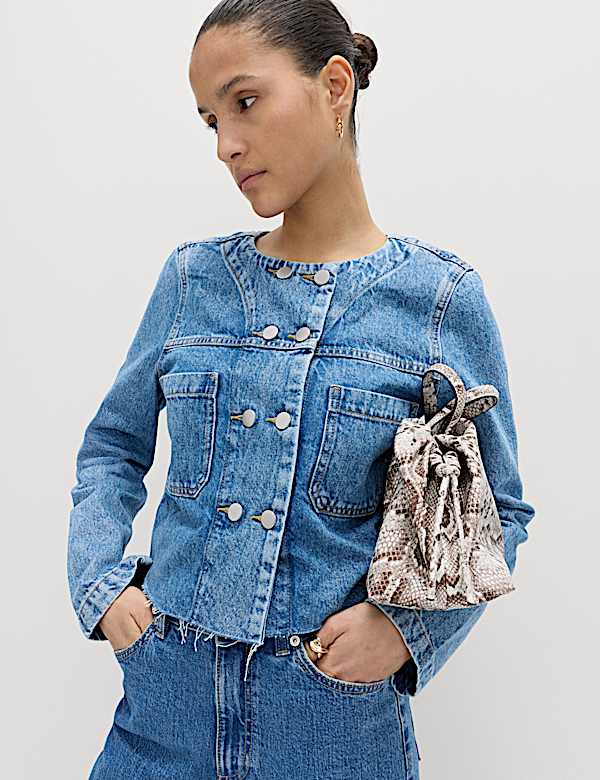 Kragenlose, doppelreihige Crop-Jeansjacke - AT