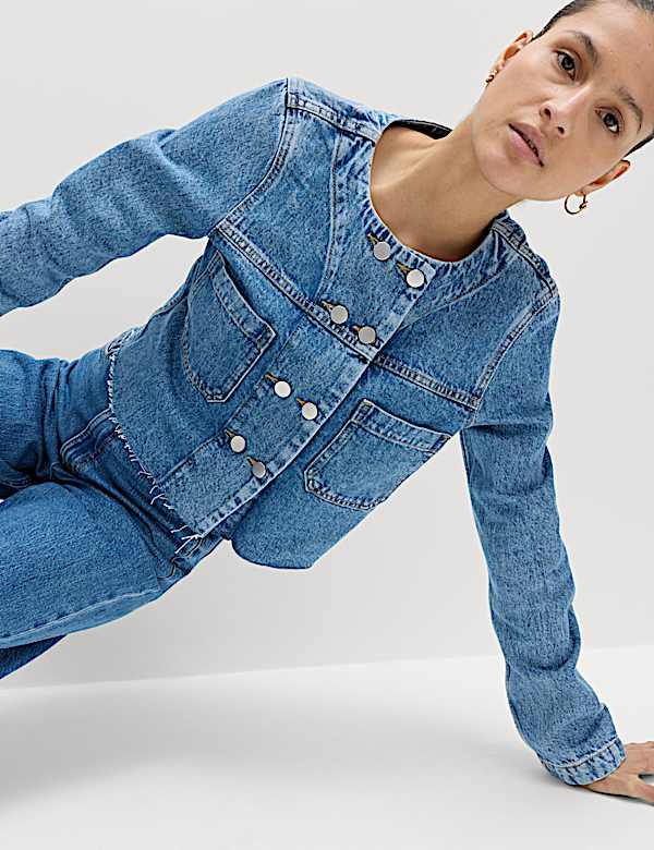 Kragenlose, doppelreihige Crop-Jeansjacke - AT
