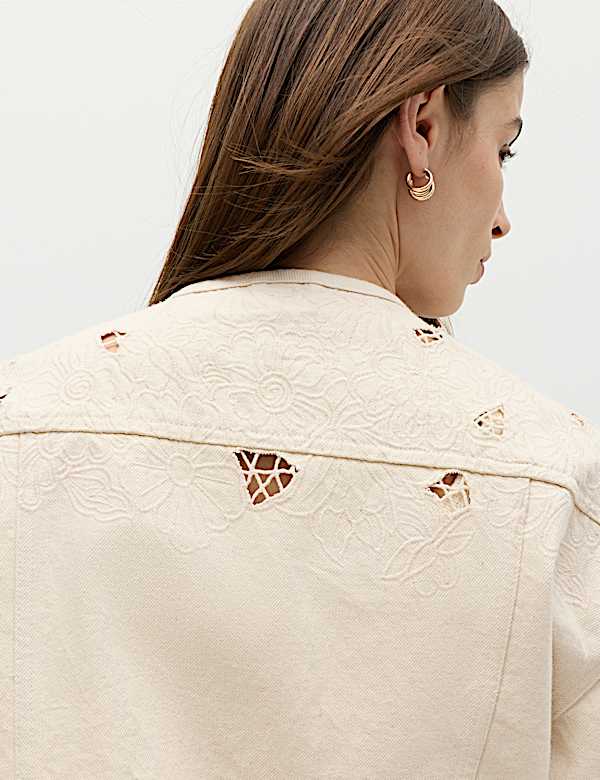 Denim-Truckerjacke mit Lochmuster - DE