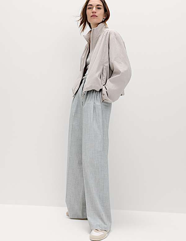 Jaket Ringan Detail Kerutan Berleher Tinggi Stormwear&trade; - ID