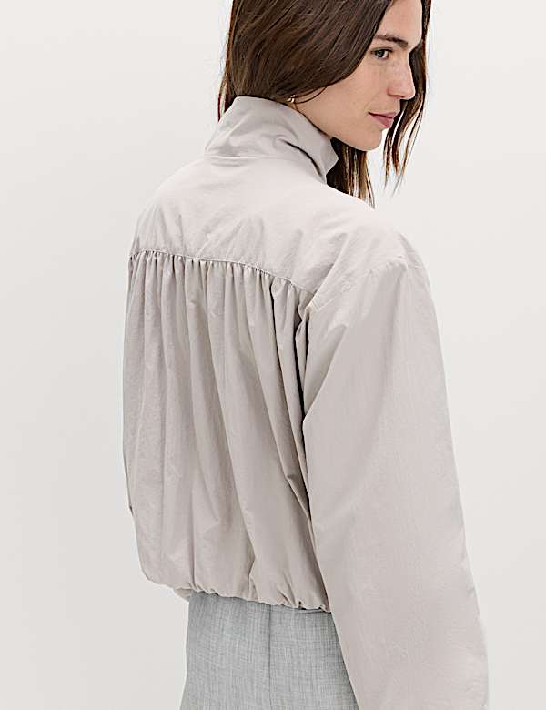 Jaket Ringan Detail Kerutan Berleher Tinggi Stormwear&trade; - ID