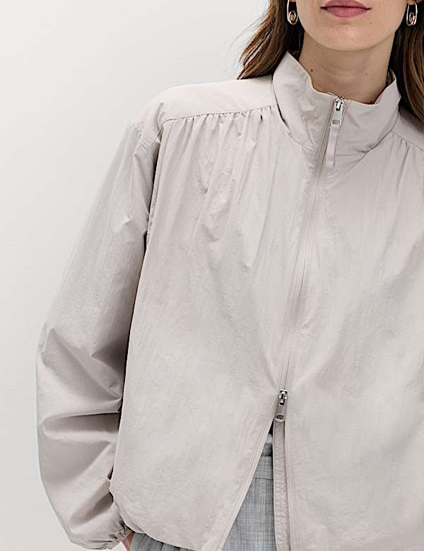 Jaket Ringan Detail Kerutan Berleher Tinggi Stormwear&trade; - ID