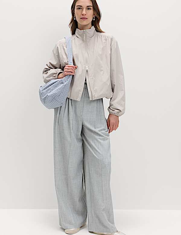 Jaket Ringan Detail Kerutan Berleher Tinggi Stormwear&trade; - ID