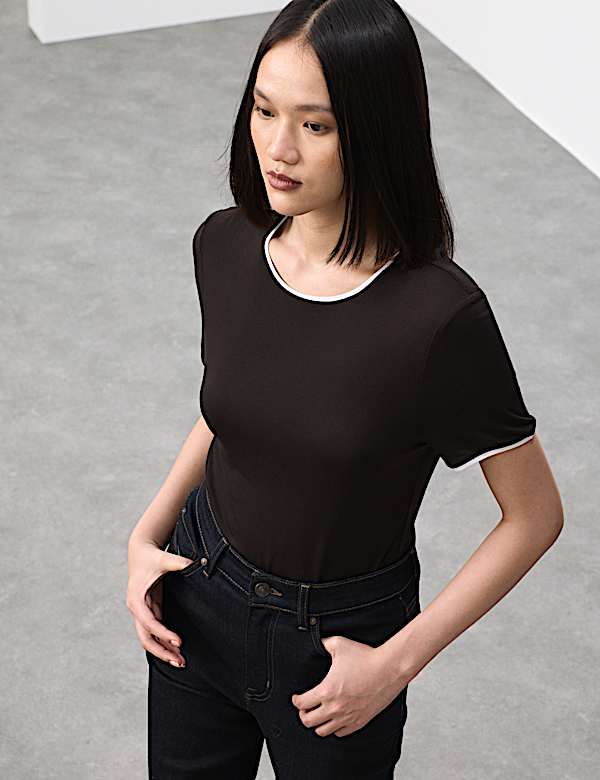 חולצת טי בגזרה צרה מבד ג'רסי עם קונטרסט - IL